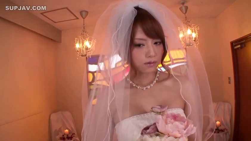 面部 · 憂鬱 · 站立 · ウェディングドレス · 头纱 · 礼堂 · 垂目 · 手捧花