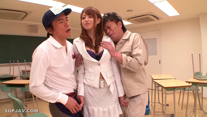 教室 · 站立 · 中景 · 淡然 · 工装 · 机材 · 三人 · 痴漢わいせつ