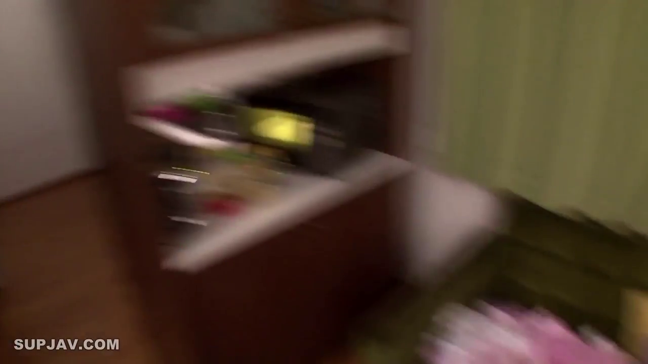 柜子旁 · 收纳柜 · 不详 · 动态 · 模糊镜头 · 运动模糊 · 镜头晃动 · 不详（画面模糊）