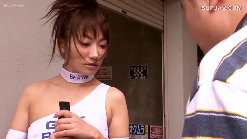 低头 · 站姿 · 半身 · 剧情 · 室外 · 项圈 · 局促 · 单肩背心