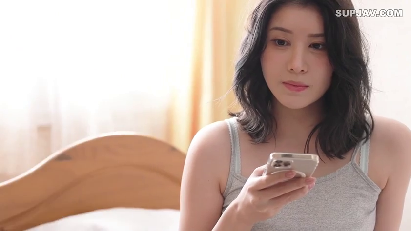 坐姿 · 卧室 · 平静 · 特写 · 看手机 · 手机 · 居家服 · 生活化