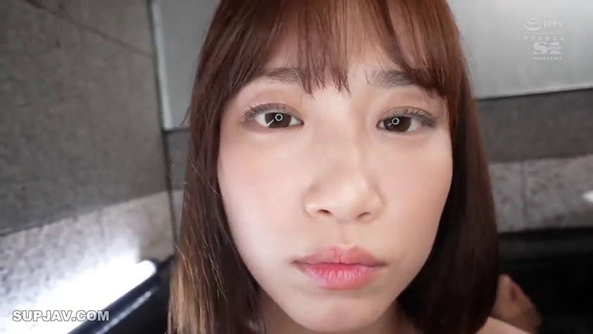 女性 · 浴室 · 面部特写 · 裸体 · 无神 · 注视 · 正面