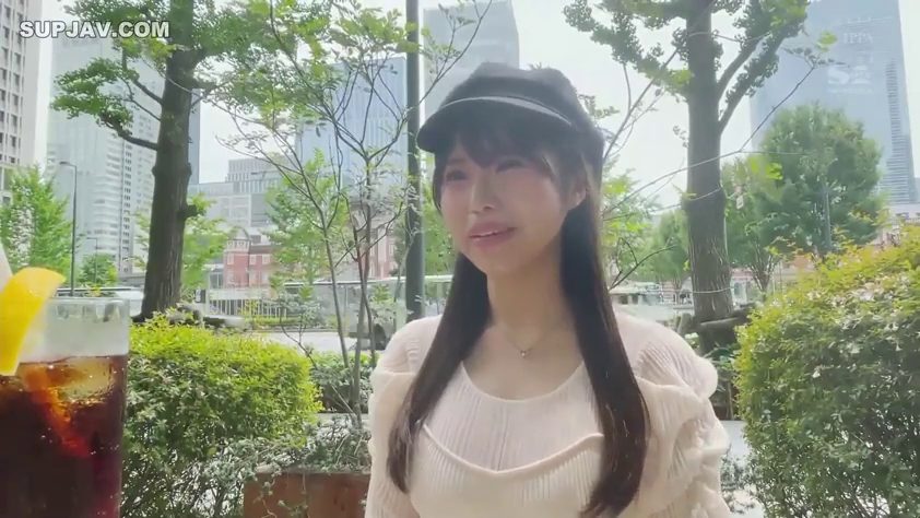 站立 · 中景 · 自然 · インタビューを受けます · 街头采访 · 黑色帽子 · 户外公园 · 饮料