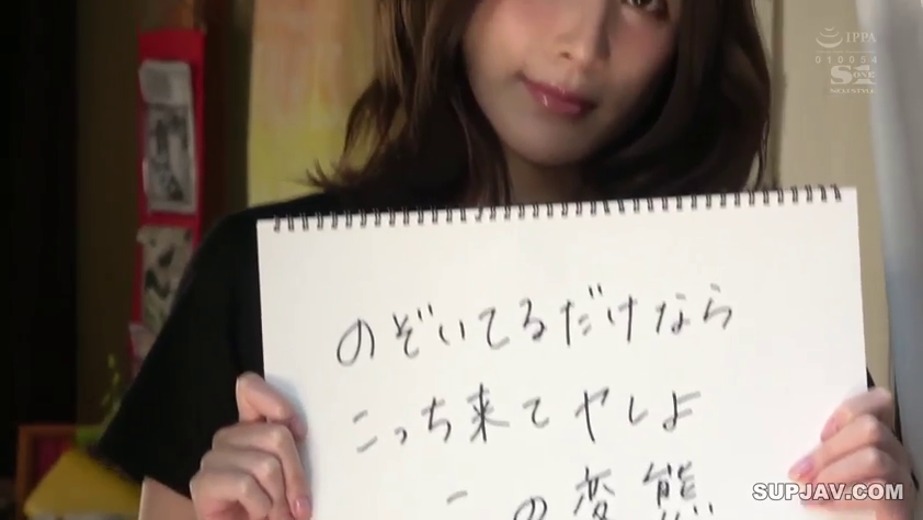 室内 · 中景 · 微笑 · 长发 · 黑色短袖 · 写字板 · 双手持物 · 展示字牌