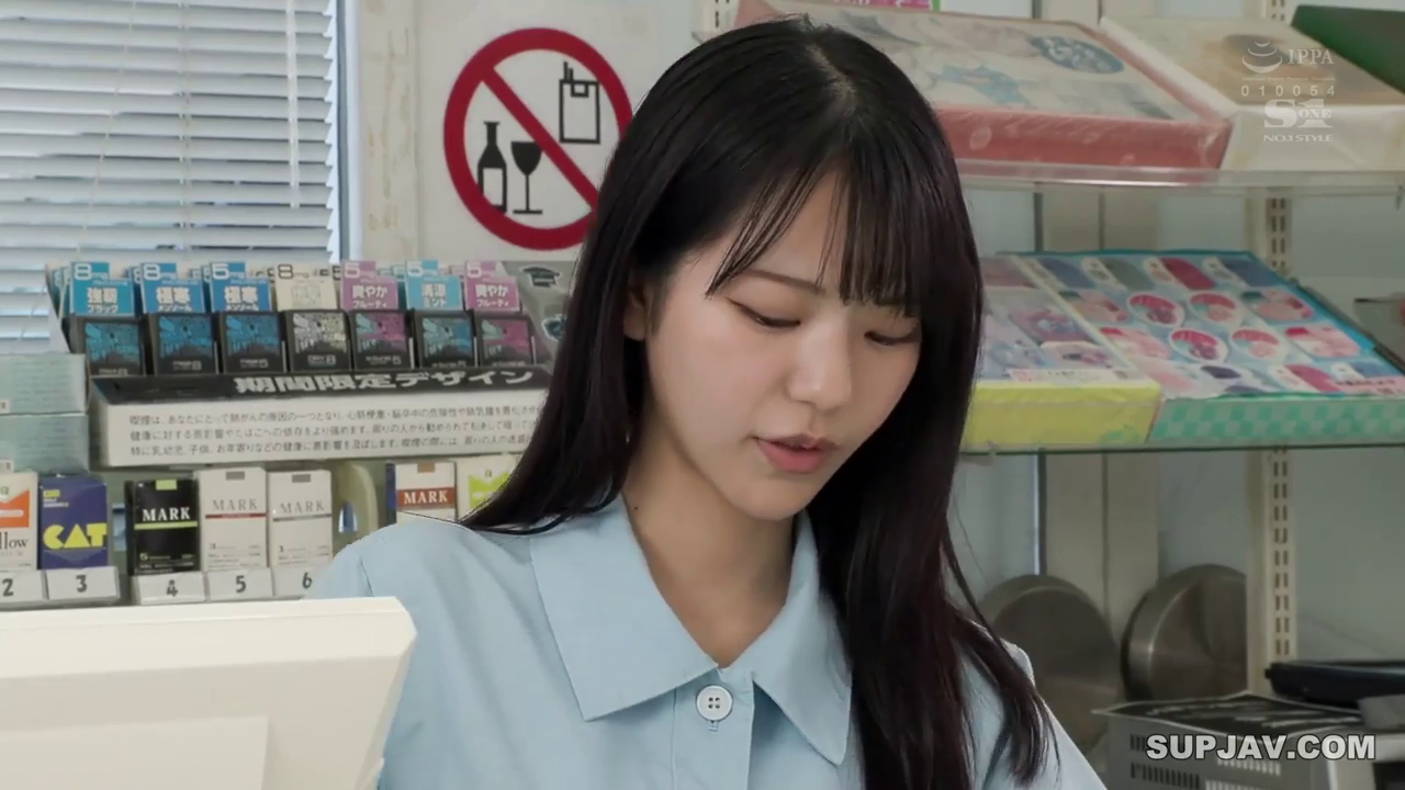 平和 · 站立 · 头部特写 · 便利店 · 烟架 · 禁烟标志 · 工作制服 · 工作