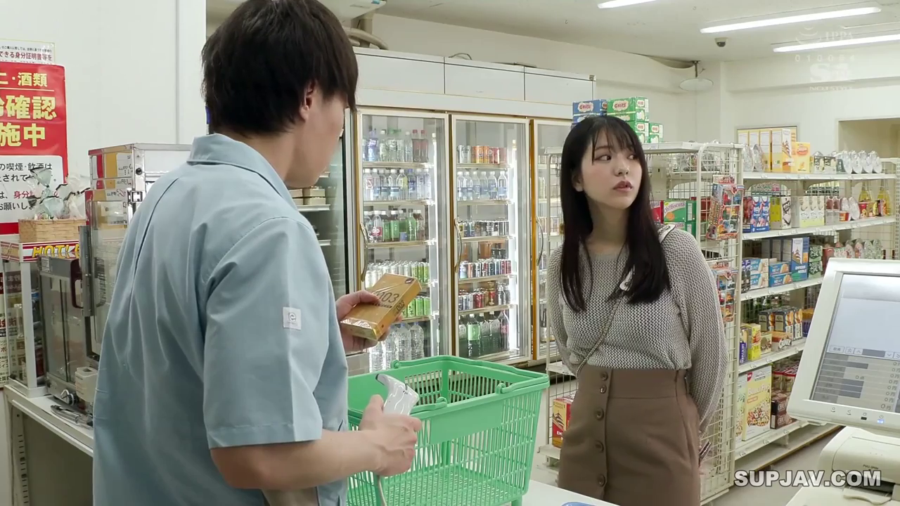 站立 · 中景 · 平淡 · 日常 · 结账 · 半身裙 · 便利店 · 扫描枪