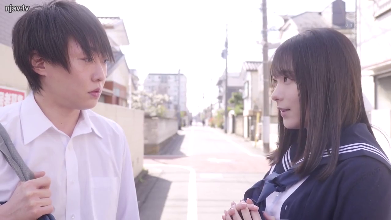 交谈 · 严肃 · 校服 · 站立 · 中景 · 剧情 · 街道 · 书包