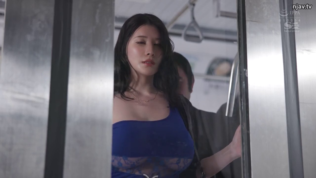 迷离 · 站姿 · 中近景 · 电车 · 蓝色连衣裙 · 吊环 · 电车系列 · 被猥亵