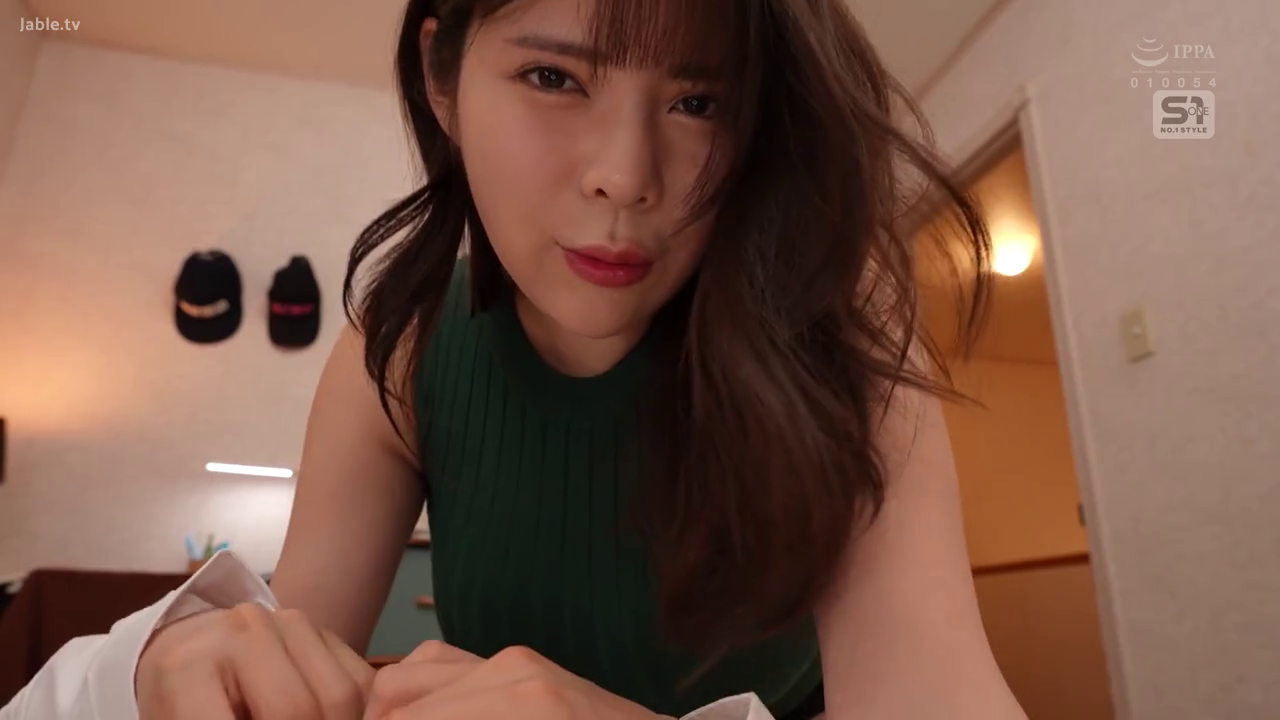 俯身 · 卧室 · 面部特写 · POV视角 · 挑逗诱惑 · 绿色针织背心 · 镜头对视 · 挂墙帽子