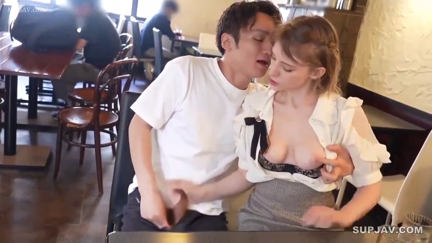 座り姿勢 · 中景 · 白色衬衫 · テーブル · 餐厅 · 露出 · 淡然 · 户外抚摸