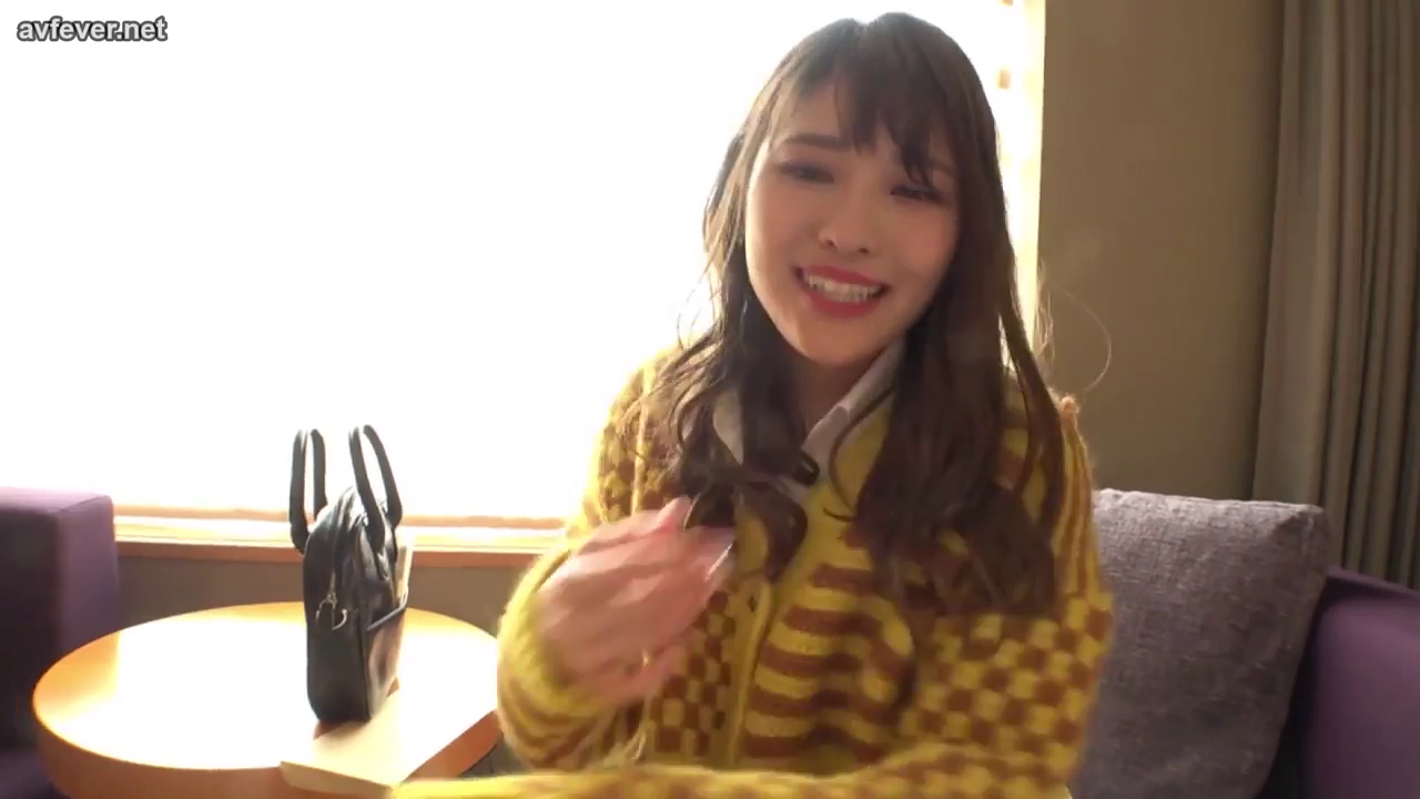 坐姿 · 中景 · 手提包 · 酒店 · 笑容 · 黄色开衫 · 挥手 · 休闲