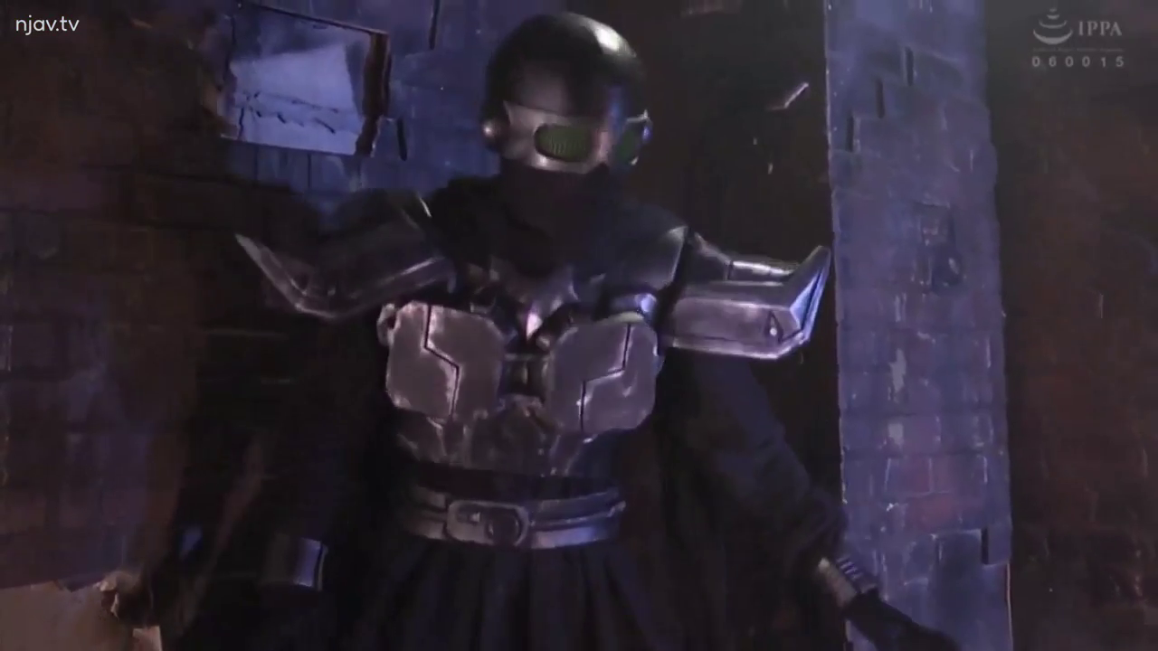 特摄风 · 站立 · 展示 · 砖墙 · 护甲 · 上半身特写 · 金属盔甲 · 无（头盔遮挡）