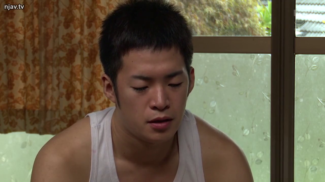 室内 · 坐姿 · 沉思 · 忧郁 · 面部特写 · 白色背心 · 窗帘 · 视频截图