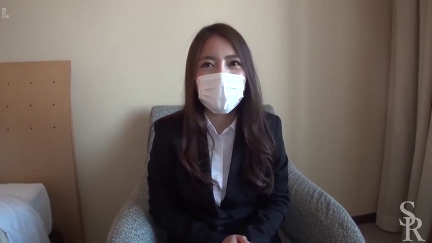 坐姿 · 交谈 · 微笑 · 半身 · 房间 · 长发 · 西装 · 口罩