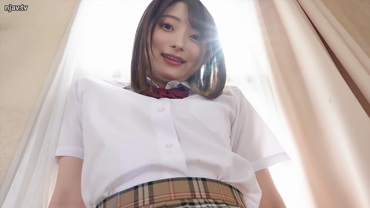 室内 · 制服 · 站姿 · 微笑 · 凝視 · 仰拍 · 低角度