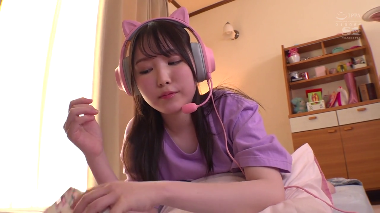 卧室 · 平静 · 上半身 · 趴卧 · 猫耳耳机 · 紫色T恤 · 佩戴耳机 · 居家感