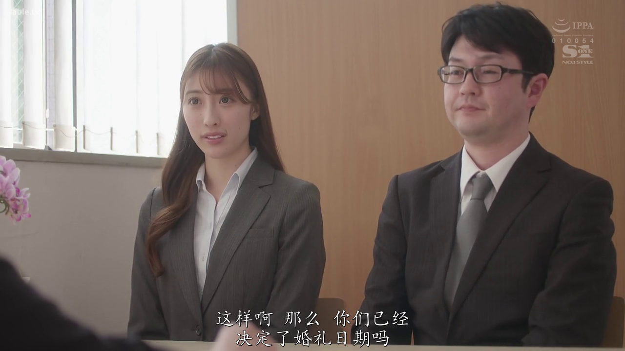 室內 · 坐姿 · 交谈 · 嚴肅 · 眼鏡 · 半身 · 西裝 · 職場