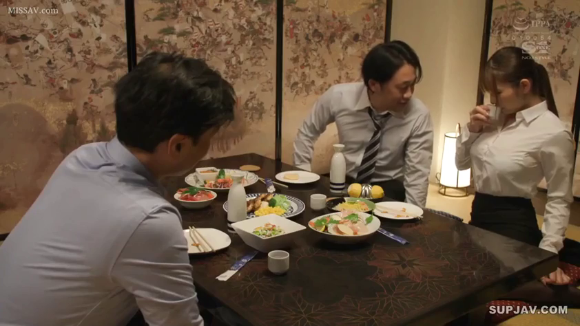 坐姿 · 平静 · 职业装 · 多人 · 餐具 · 日式餐厅 · 吃饭