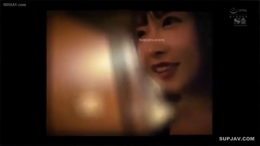 室内 · 微笑 · 面部特写 · 注视 · 模糊 · 侧头 · 深色服装