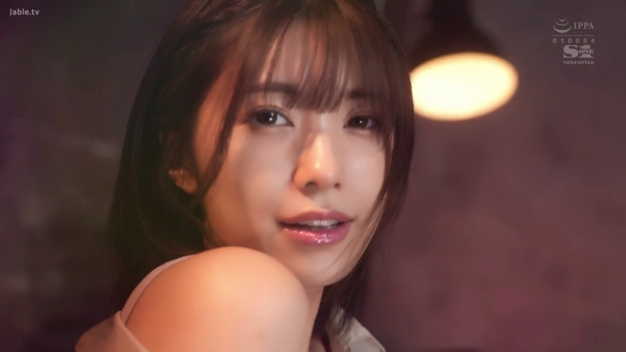 室内 · 面部 · 注视 · 诱惑 · 吊带背心 · 高清 · 背景灯 · 侧身回眸