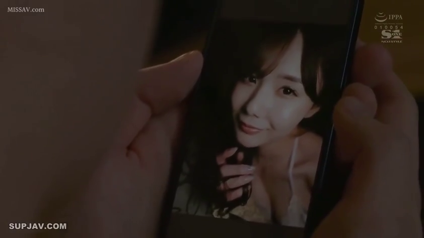 Indoor · 专注 · 手机 · 内衣 · Phone screen · 观看 · 手部特写 · 手持