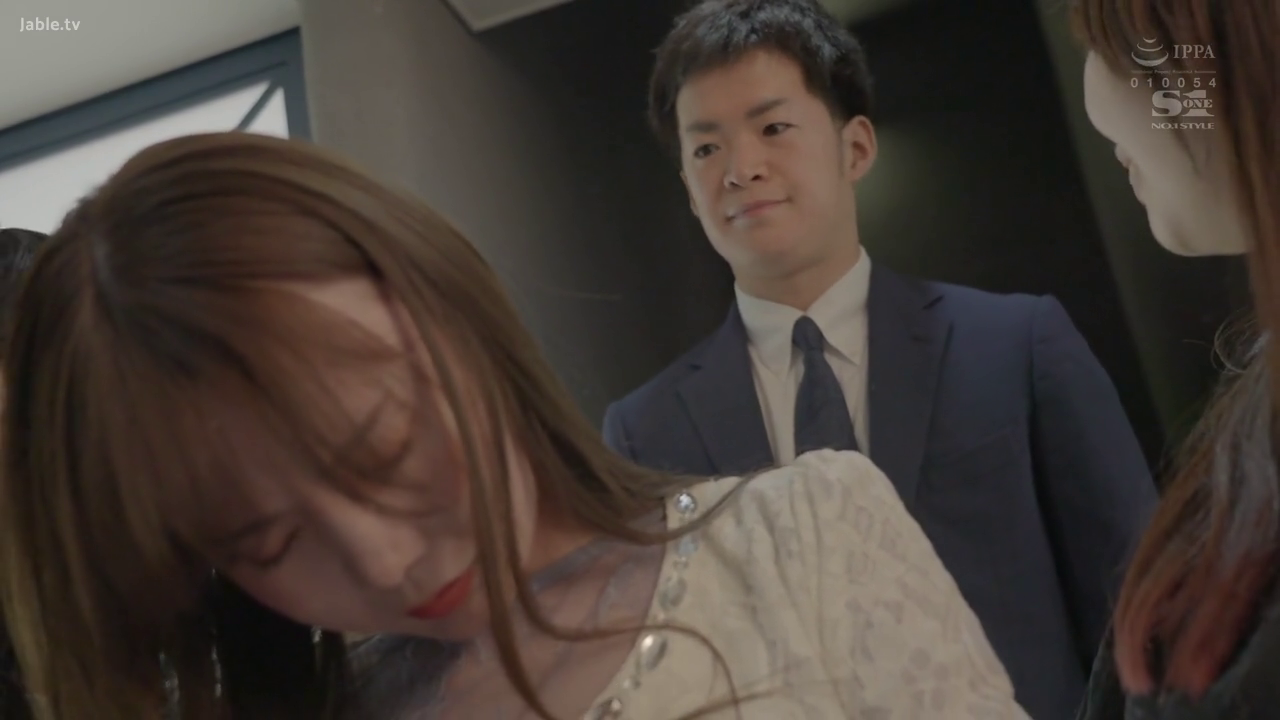 室内 · 严肃 · 站立 · 注视 · 近景 · 职场 · 正装