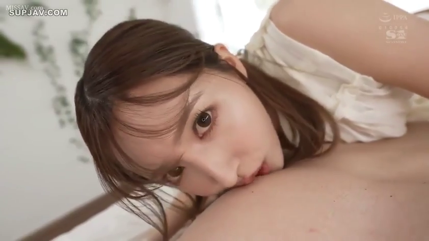 室内 · 脸部 · 俯卧 · 诱惑 · 高清 · 舔舐 · 白色裙装