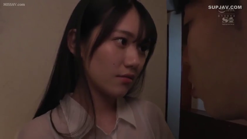 室内 · 面部特写 · 衬衫 · 对视 · 近景 · 平淡 · 面对面