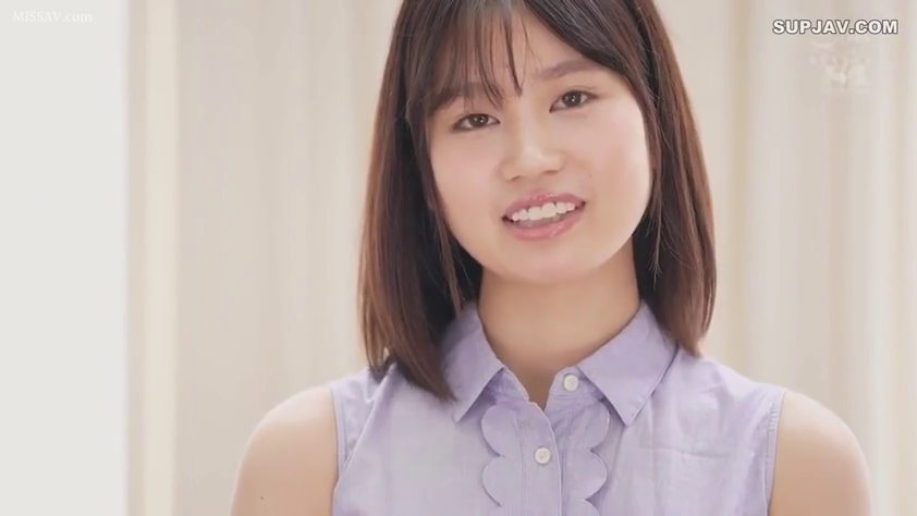 室内 · 站立 · 面部特写 · 短发 · 看向镜头 · 喜悦 · 紫色无袖衬衫