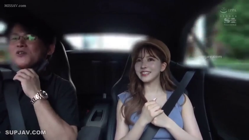 坐姿 · 交谈 · 中景 · 微笑 · 车内 · 亞洲人 · 汽車 · 蓝色无袖衫