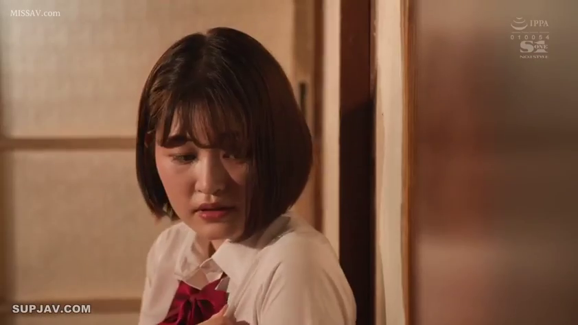 室内 · 站立 · 顔のクローズアップ · 学生服 · 女子高生 · 忧郁羞涩 · 准备脱衣