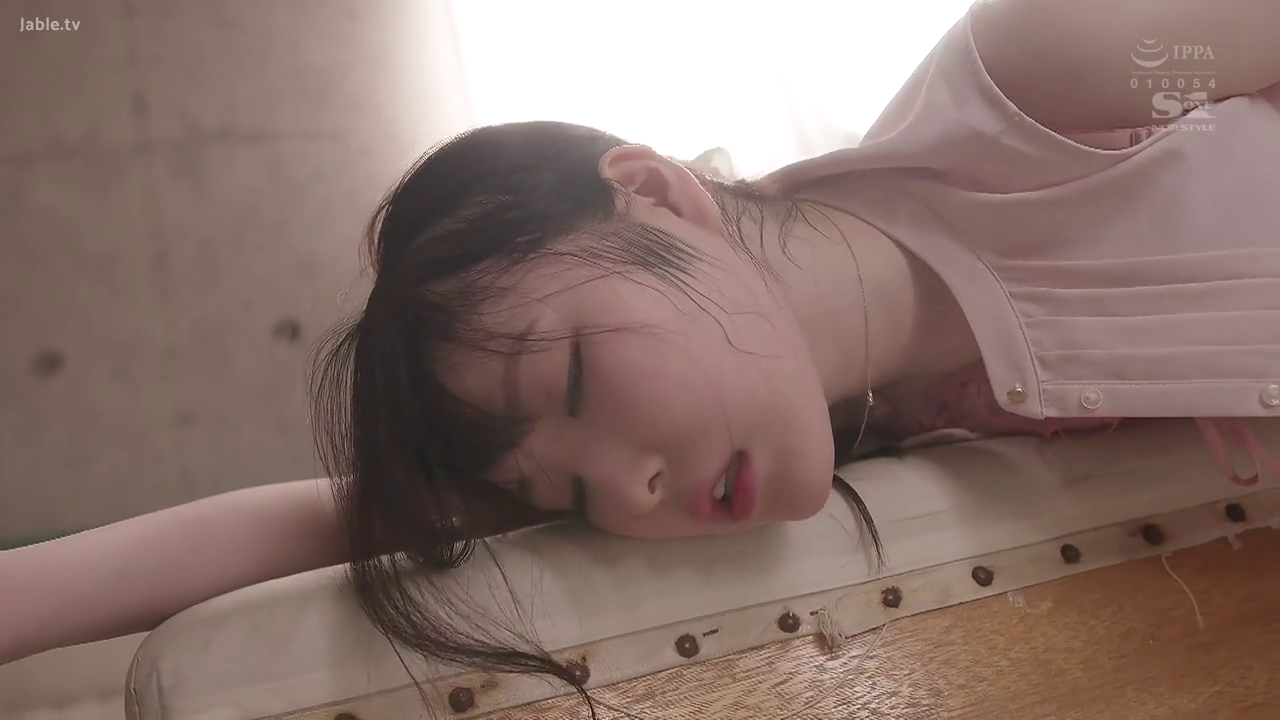 室内 · 迷离 · 喘息 · 俯卧 · 面部特写 · 粉色上衣 · 汗水 · 皮垫