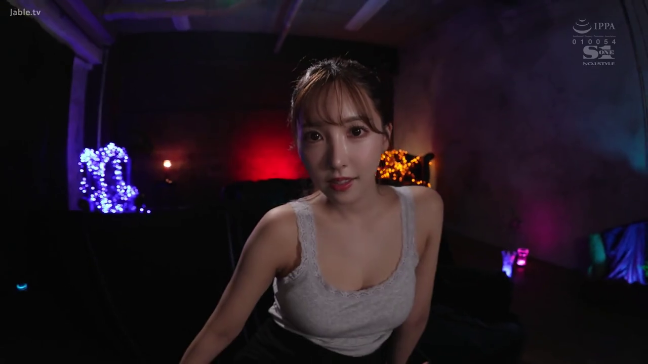 坐姿 · 面部 · 微笑 · 灰色背心 · 凝视 · 装饰灯 · 女性单人 · 暗室内