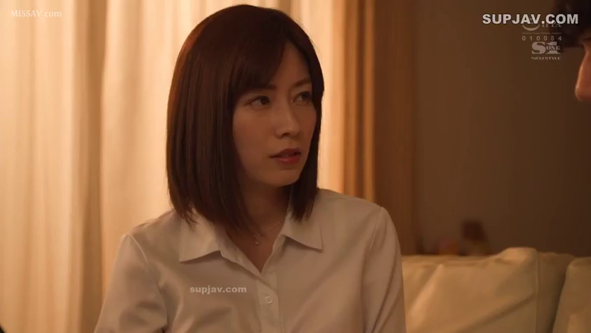 室内 · 室内 · 座り姿勢 · 真剣 · 面部 · 白衬衫 · 倾听