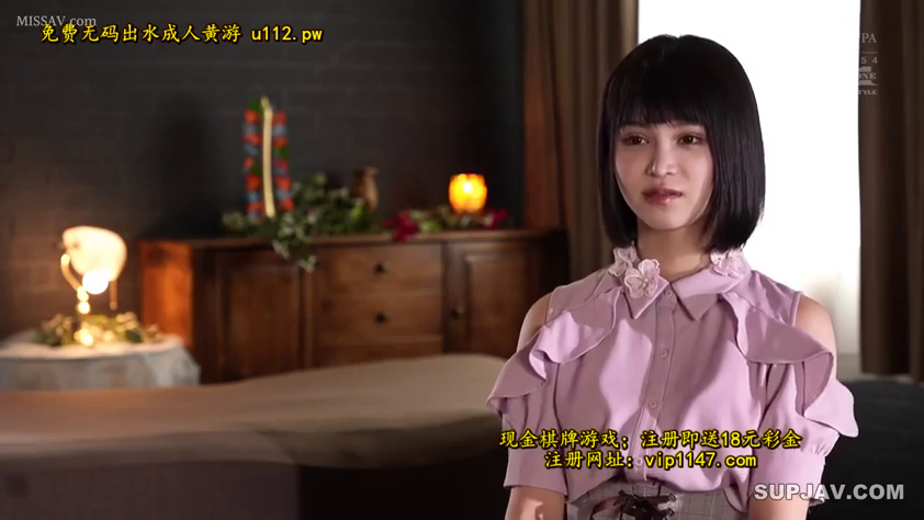 坐姿 · 交谈 · 台灯 · 半身特写 · 短发 · 室内房间 · 温和 · 粉色荷叶边衬衫