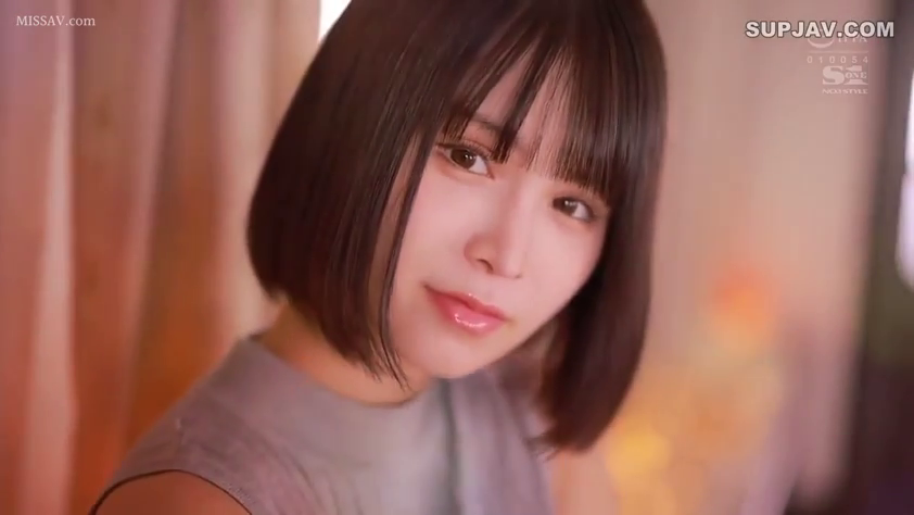 室内 · 面部 · 甘美 · 注視 · ショートヘア · 正面 · グレー無袖上衣