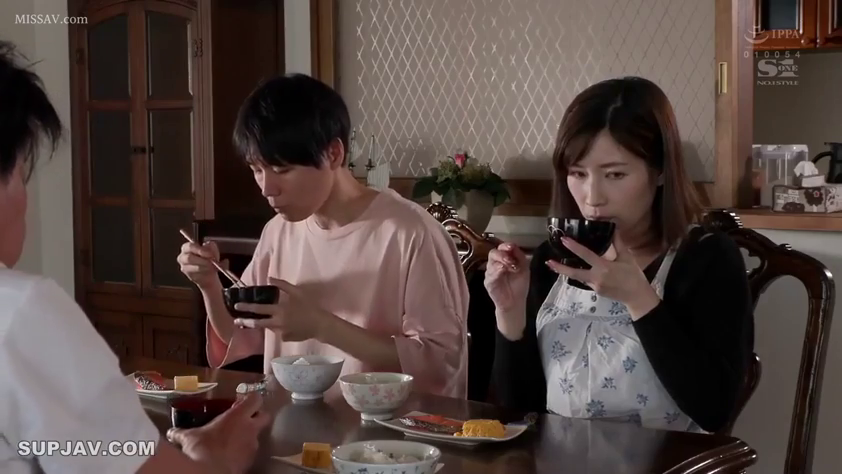 坐姿 · 自然 · 餐厅 · 日常 · 餐具 · 居家围裙 · 家庭聚餐