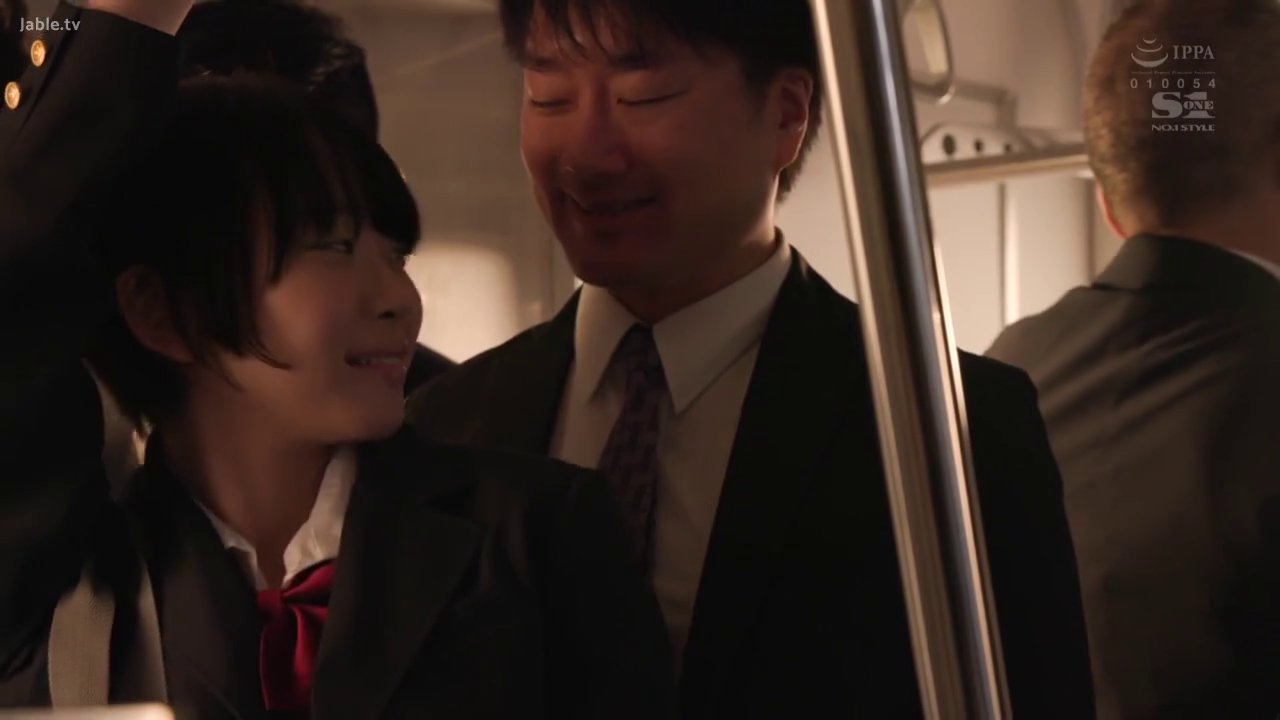 半身特写 · 学生制服 · 站立姿势 · 电车内部 · 欣喜 · 车厢扶手 · 相视而笑 · 拥挤背景