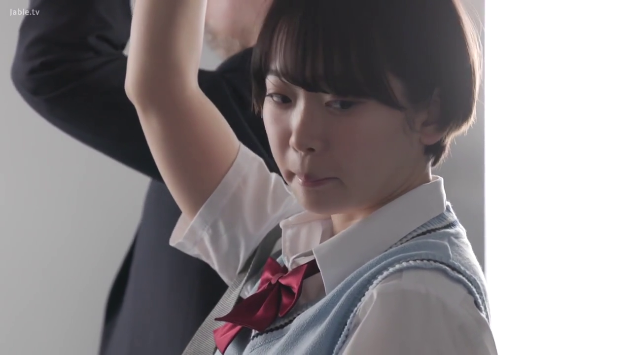 忧郁 · 脸部 · 站立 · 乘车 · JK制服 · 短发 · 吊环 · 车厢