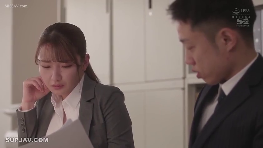 Sitting Posture · 办公室 · 交流 · 近景 · Suit · Workplace · 文件 · 思考