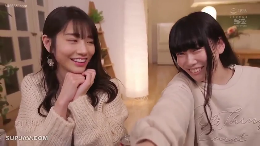 坐姿 · 客厅 · 上半身 · 双人 · 喜悦 · 社交 · 针织毛衣 · 居家摆件