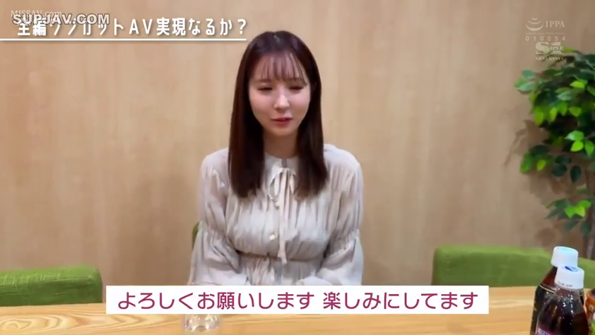 坐姿 · 交谈 · 平静 · 上半身 · 室内餐厅 · 饮料瓶 · 日文字幕 · 白色长袖衬衫