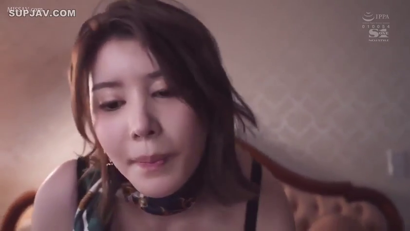 脸部特写 · 卧室 · 注视 · 短发 · 花纹围巾 · 顺从 · 正面俯视