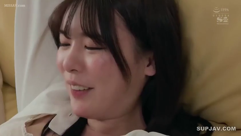 枕头 · 白色衬衫 · 床上 · 近景 · 侧卧 · 开朗 · 谈笑 · 脸部侧面