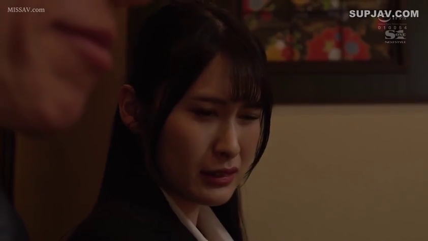 室内 · 顔のクローズアップ · 哭泣 · 悲伤 · 正装 · 侧身站立 · 剧情截图