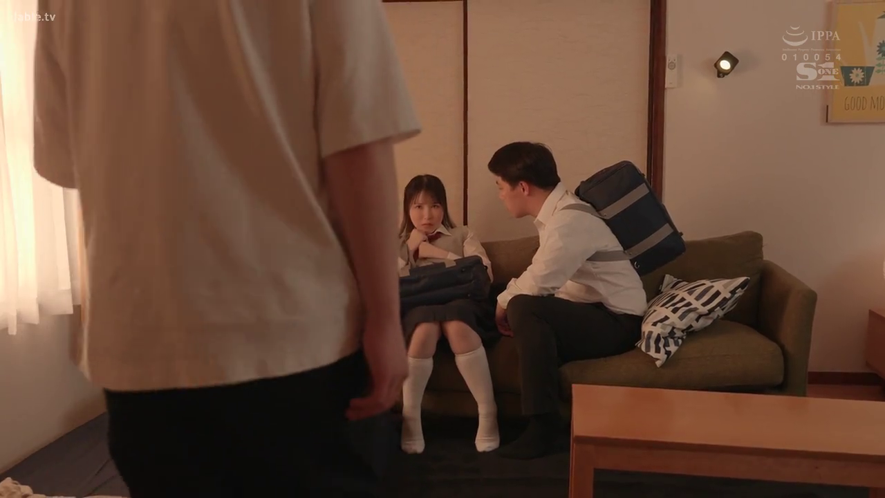 座り姿勢 · 会話 · 制服 · 中景 · リビング · 制服诱惑 · 忧虑 · 书包