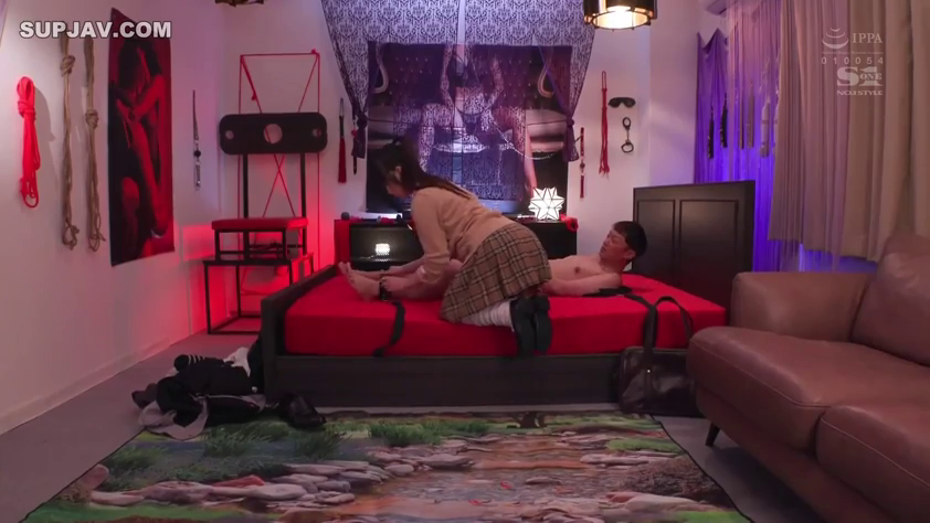 专注 · 全景 · 学生制服 · 捆绑 · BDSM · 跨坐 · 绳索 · SM房间