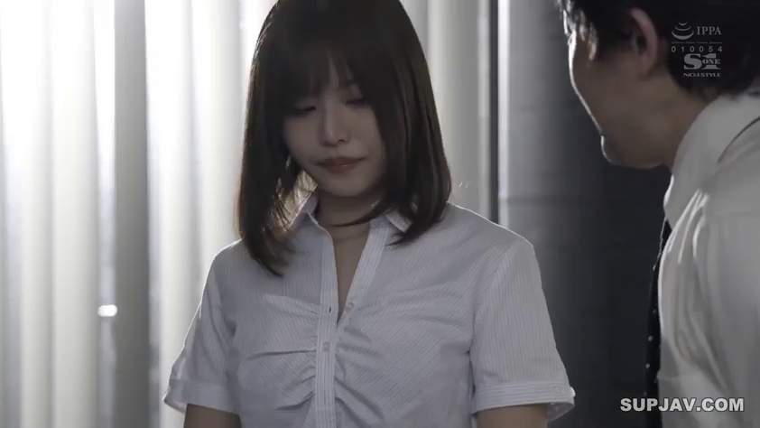 室内 · 恥ずかしがり屋 · 顔のクローズアップ · 百叶窗 · 白色条纹衬衫 · 職場風 · 頭を下げて見つめる · 相对而立