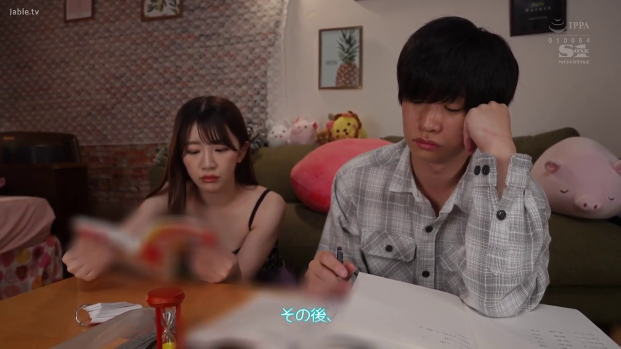 吊带 · 坐姿 · 中景 · 客厅 · 日常 · 学习 · 玩偶 · 无聊