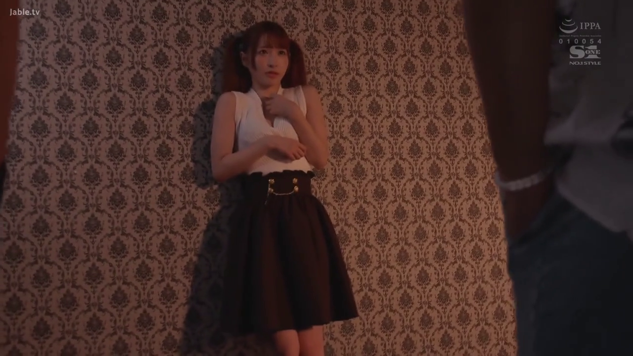 中景 · 白色针织衫 · 害怕 · 威胁 · 壁に寄りかかって立って · 室内墙边 · 畏缩姿态